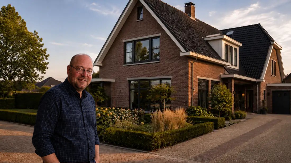 Sander Padt voor zijn kantoor in Almere